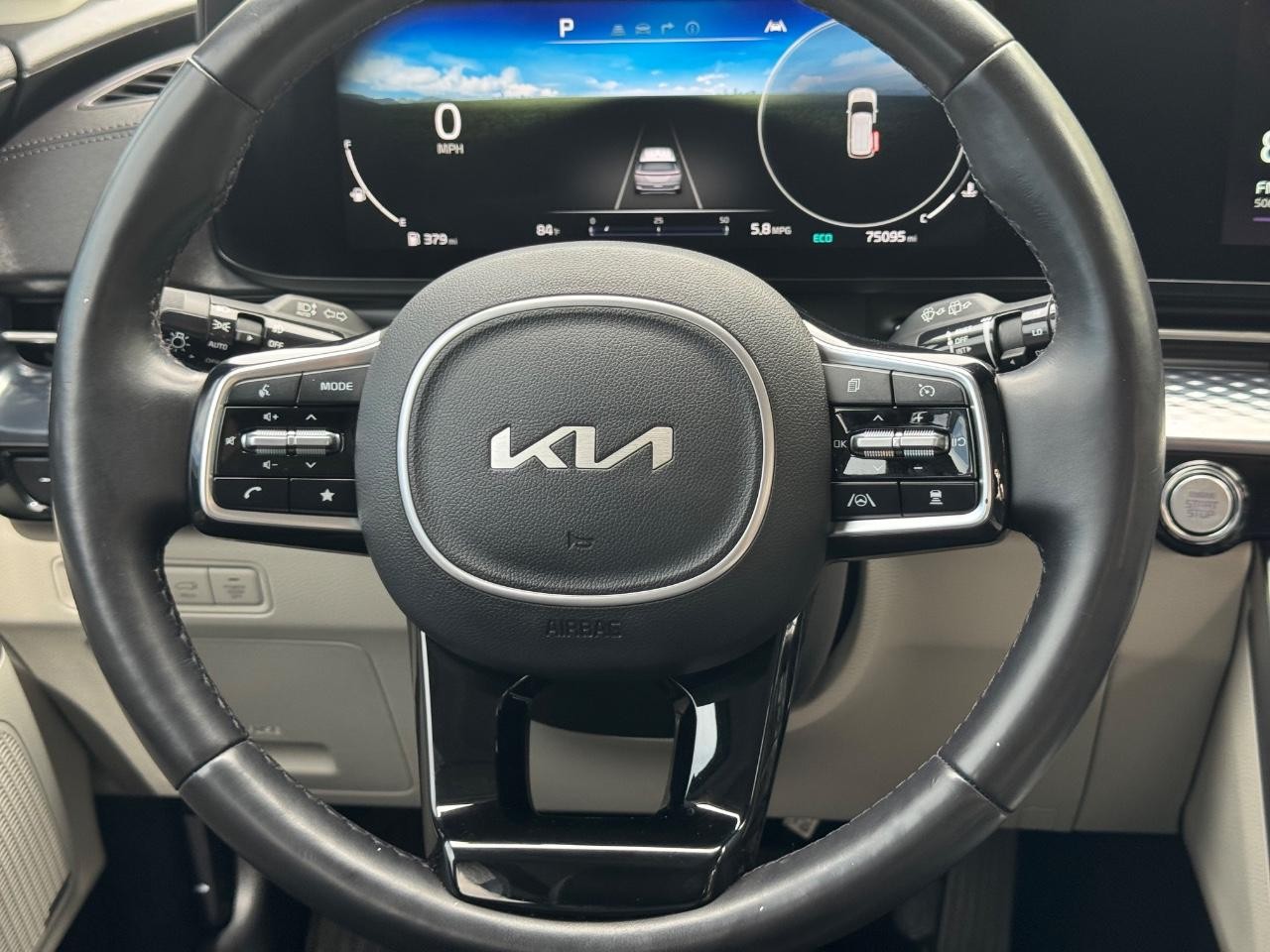 Kia Carnival Vehicle Full-screen Gallery Image 13