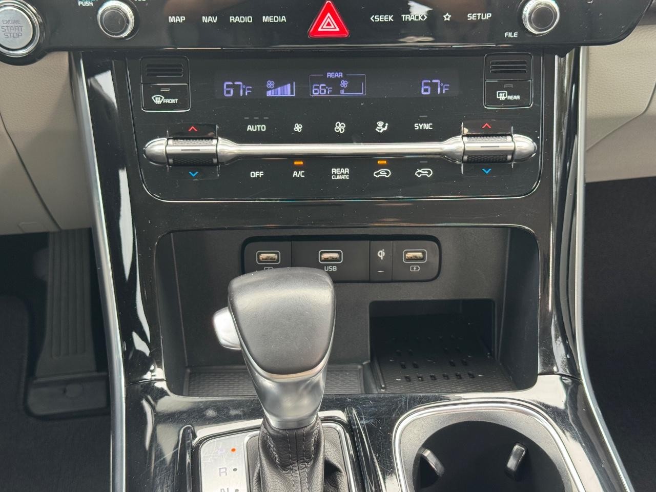 Kia Carnival Vehicle Full-screen Gallery Image 15