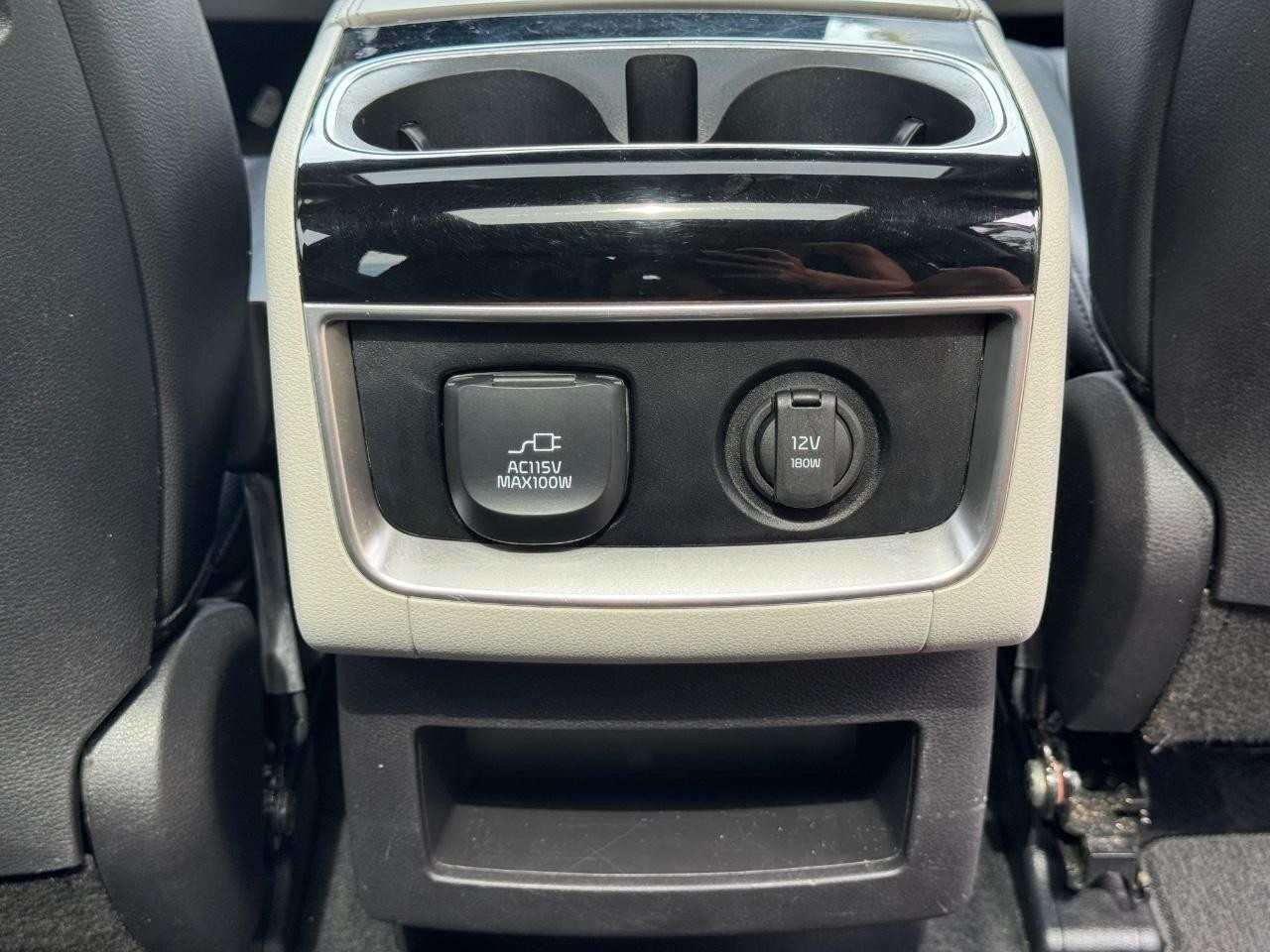 Kia Carnival Vehicle Full-screen Gallery Image 17