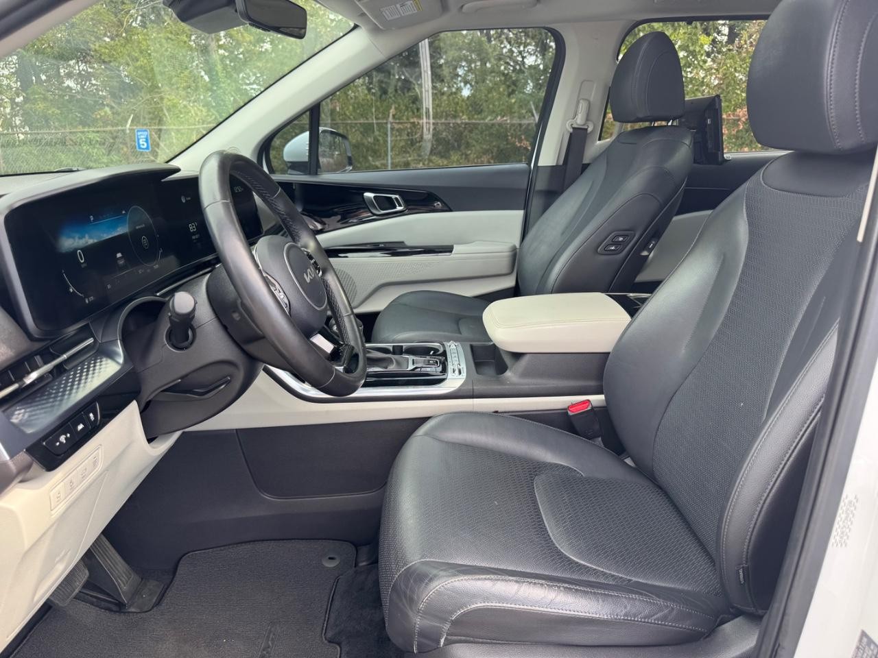 Kia Carnival Vehicle Full-screen Gallery Image 20