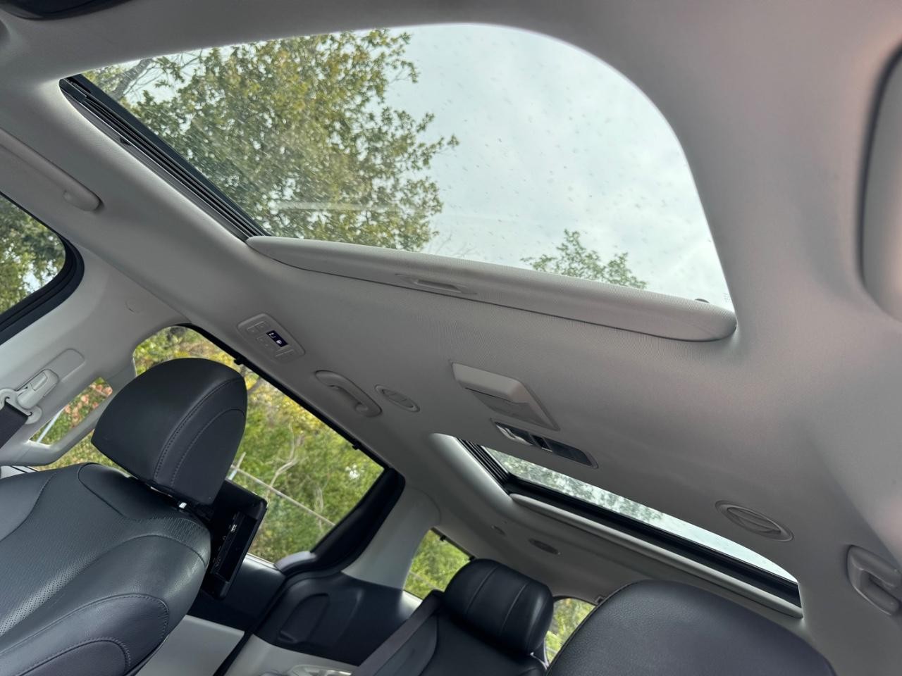 Kia Carnival Vehicle Full-screen Gallery Image 21