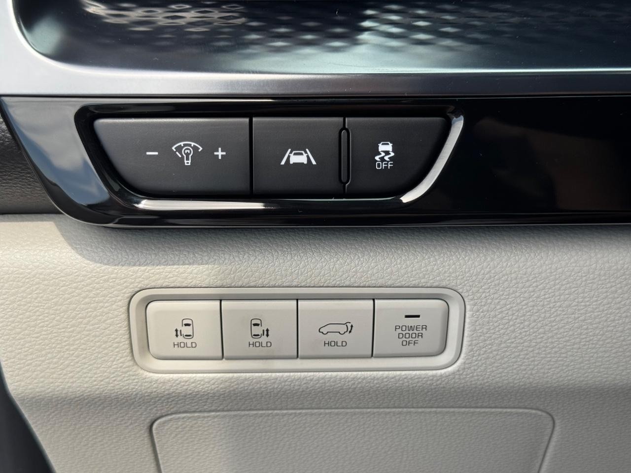 Kia Carnival Vehicle Full-screen Gallery Image 25