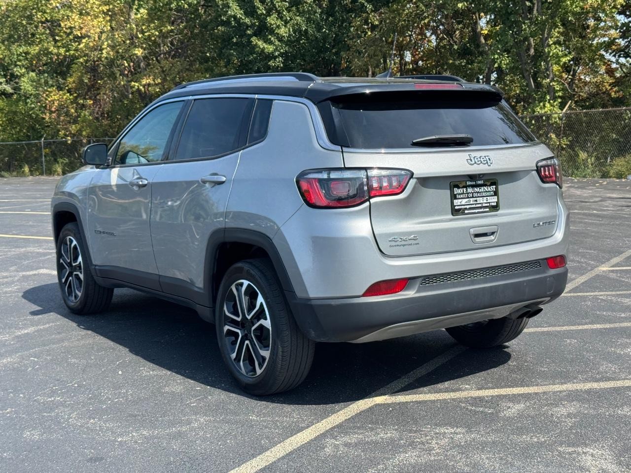 Jeep Compass Vehicle Full-screen Gallery Image 06