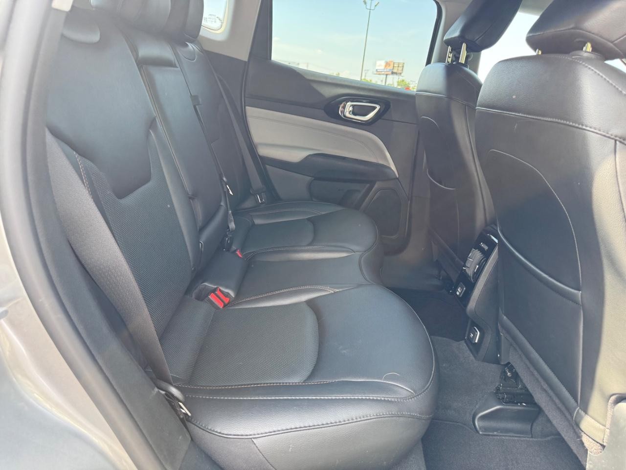 Jeep Compass Vehicle Full-screen Gallery Image 10