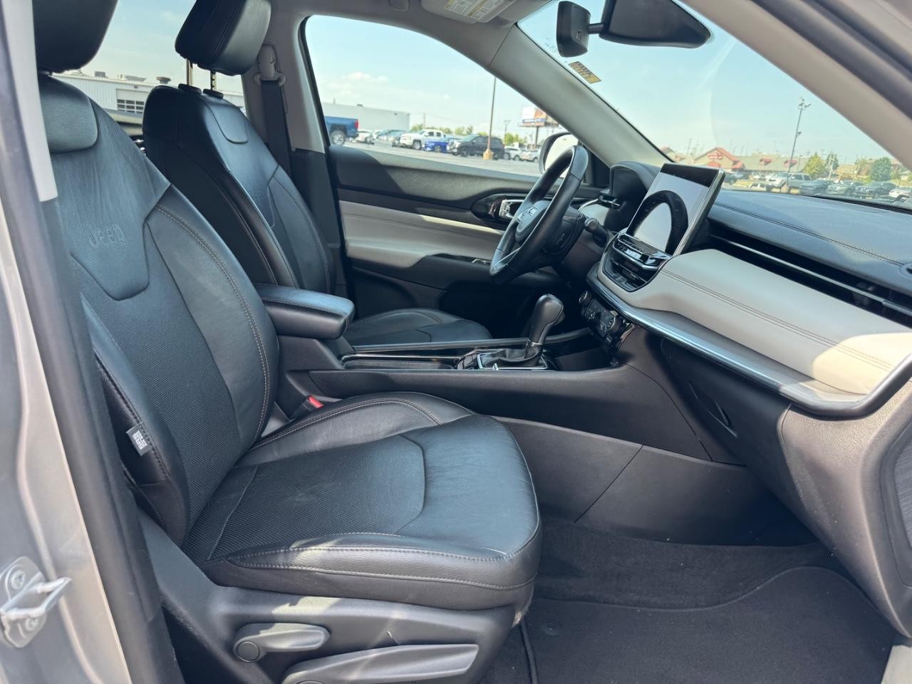 Jeep Compass Vehicle Full-screen Gallery Image 17