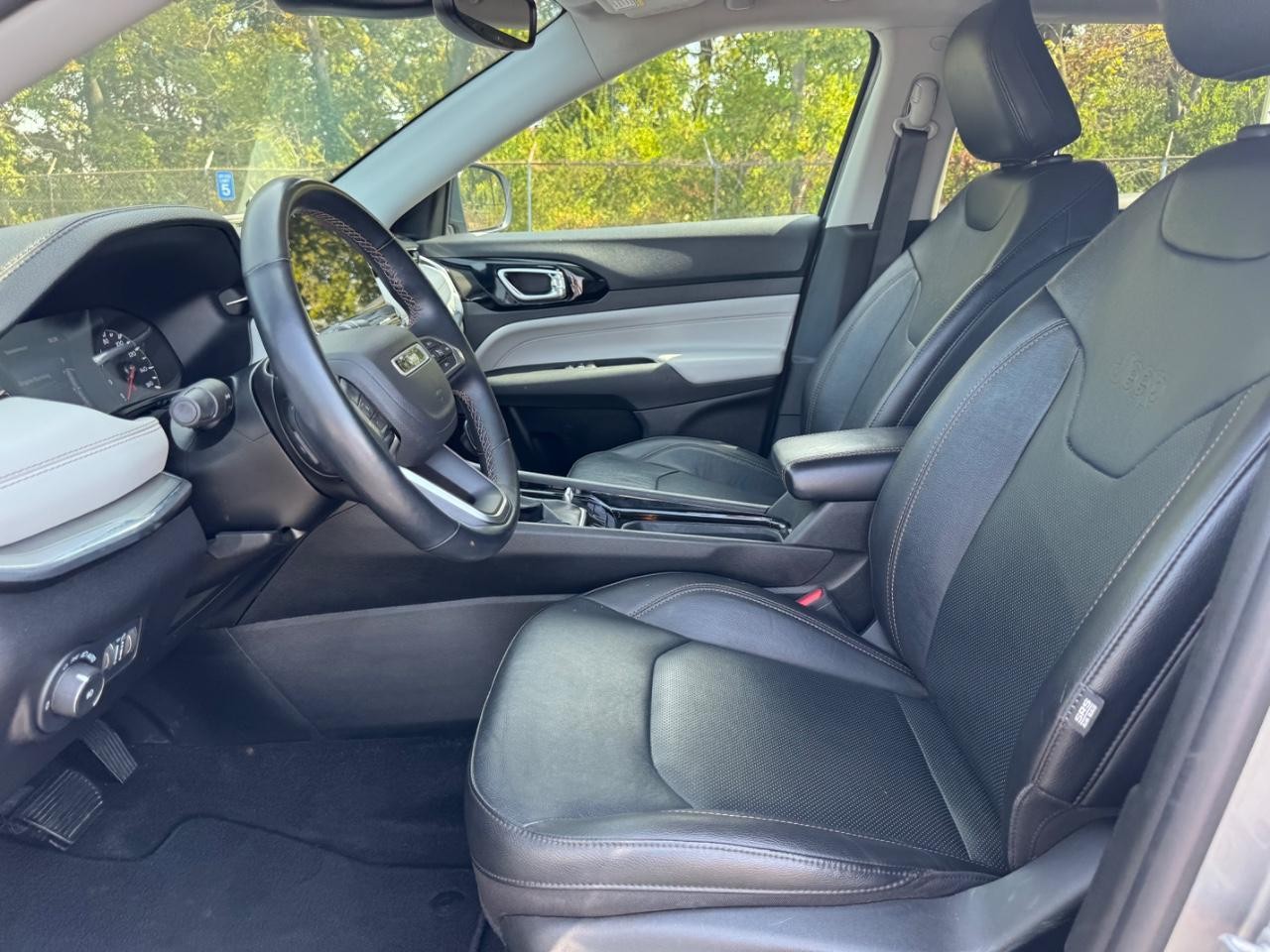 Jeep Compass Vehicle Full-screen Gallery Image 18