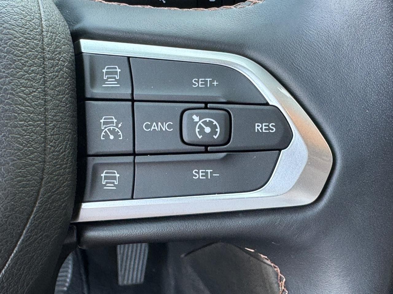 Jeep Compass Vehicle Full-screen Gallery Image 21