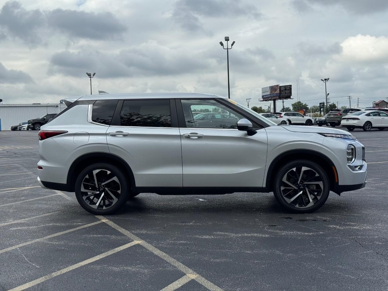 Mitsubishi Outlander Vehicle Full-screen Gallery Image 02