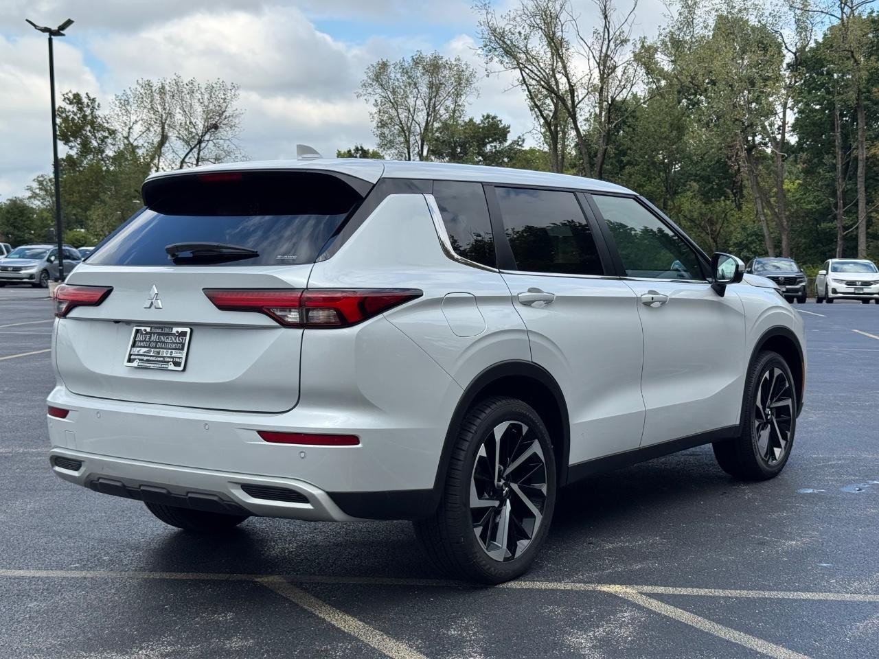 Mitsubishi Outlander Vehicle Full-screen Gallery Image 03