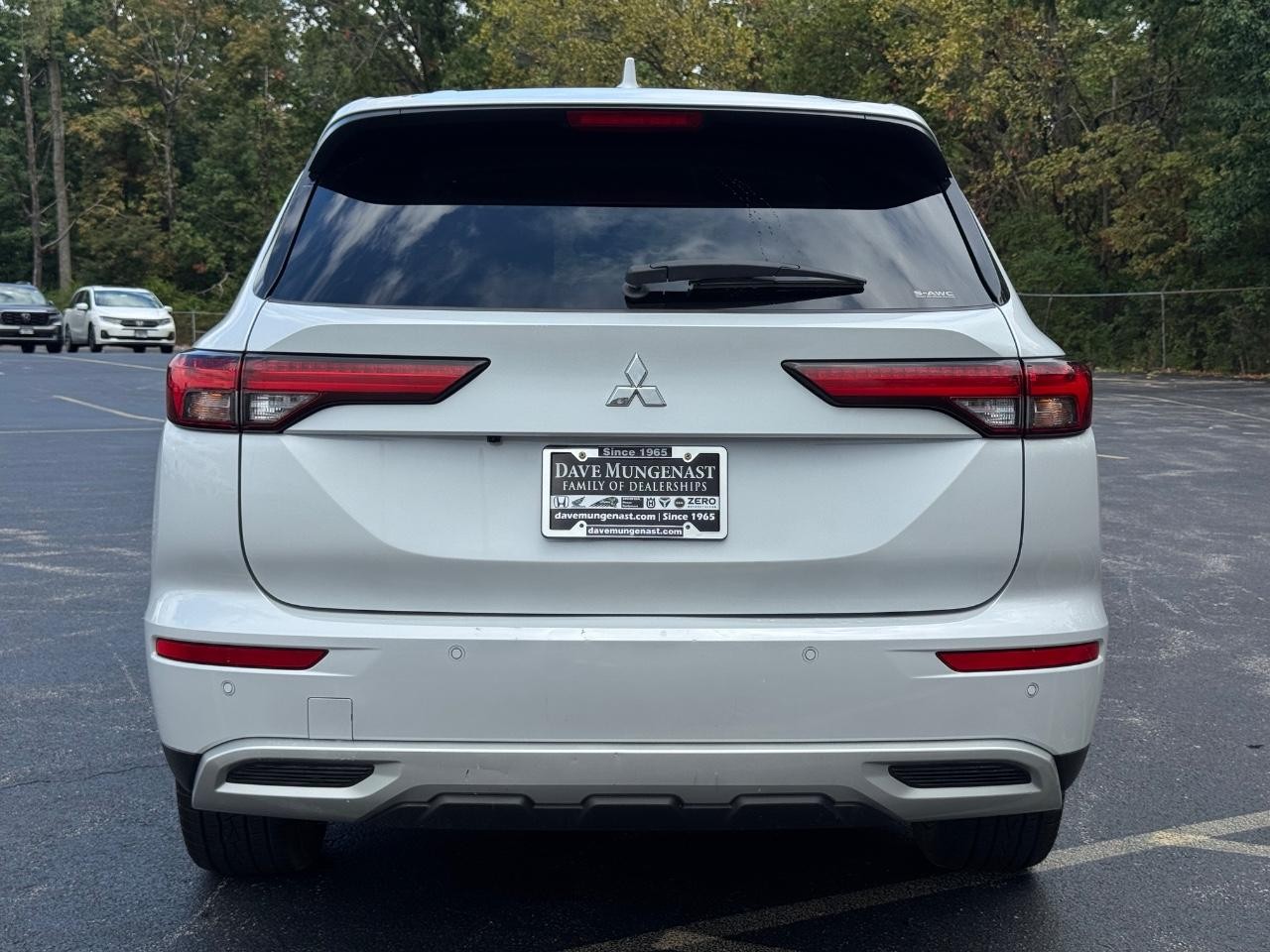 Mitsubishi Outlander Vehicle Full-screen Gallery Image 05