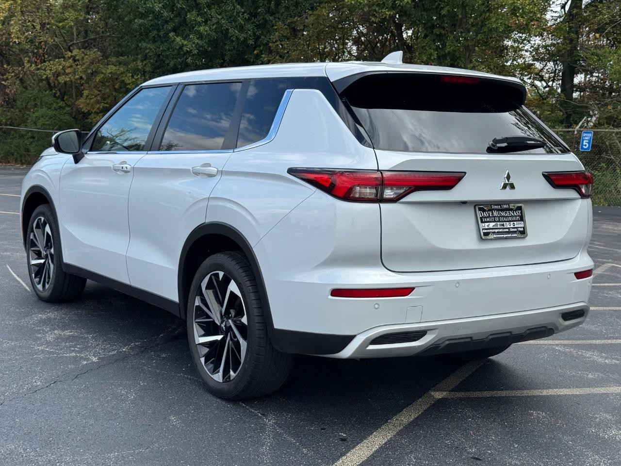 Mitsubishi Outlander Vehicle Full-screen Gallery Image 06