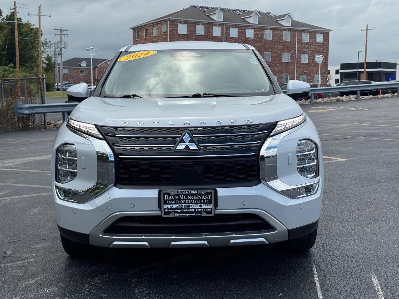 Mitsubishi Outlander Vehicle Full-screen Gallery Image 09