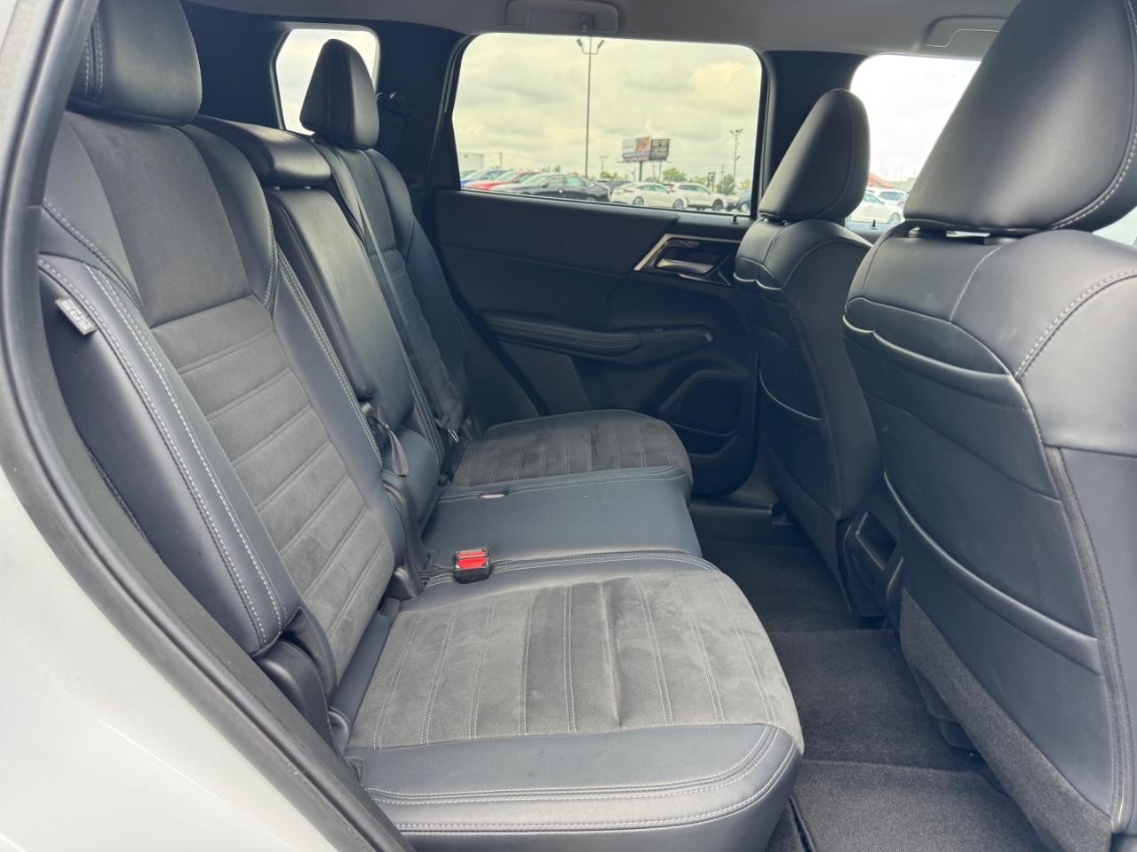 Mitsubishi Outlander Vehicle Full-screen Gallery Image 10