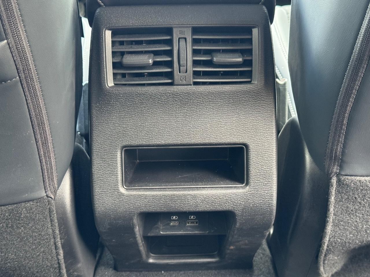 Mitsubishi Outlander Vehicle Full-screen Gallery Image 17