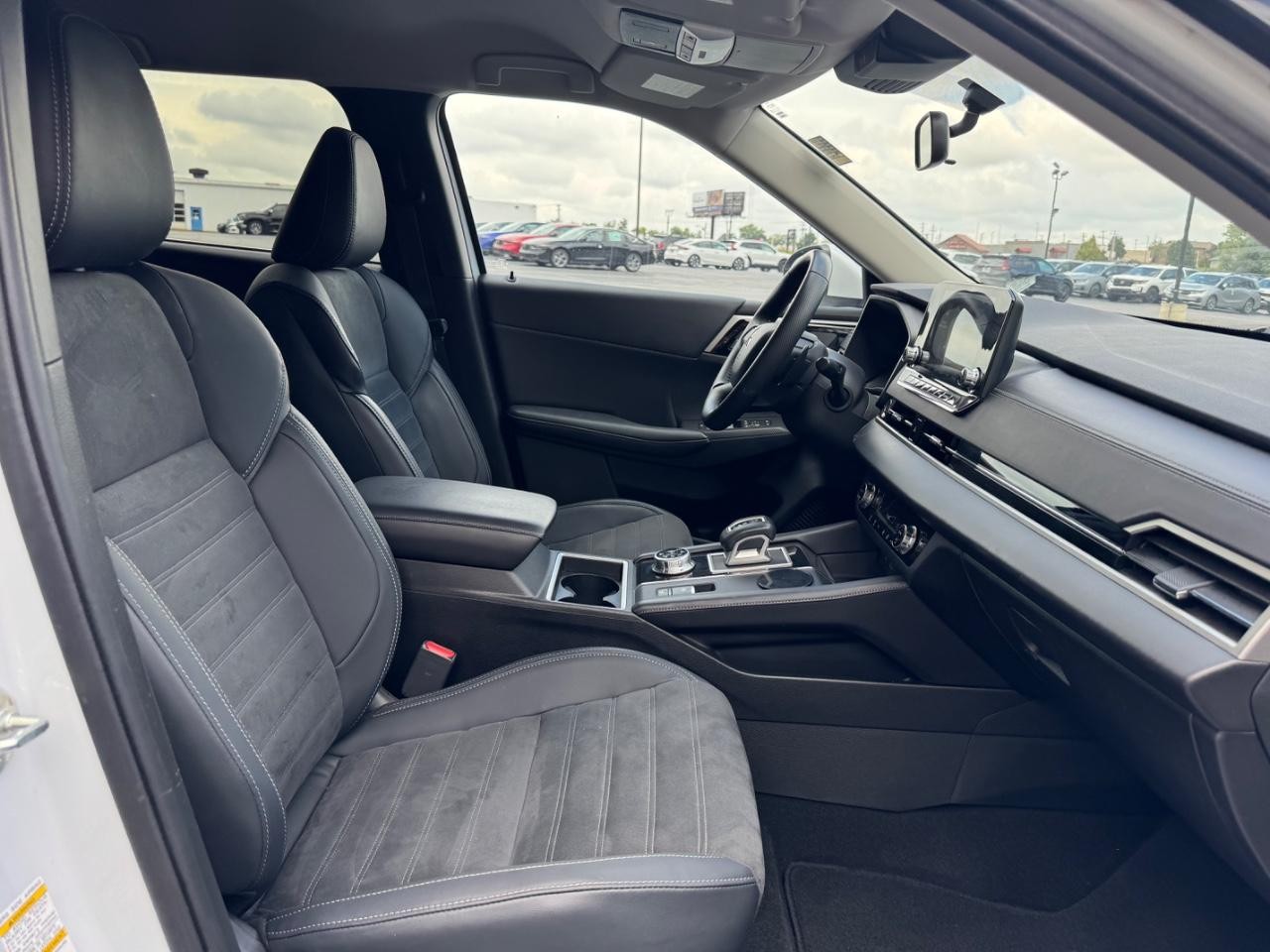 Mitsubishi Outlander Vehicle Full-screen Gallery Image 18