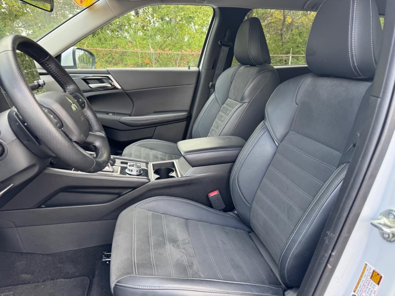 Mitsubishi Outlander Vehicle Full-screen Gallery Image 19