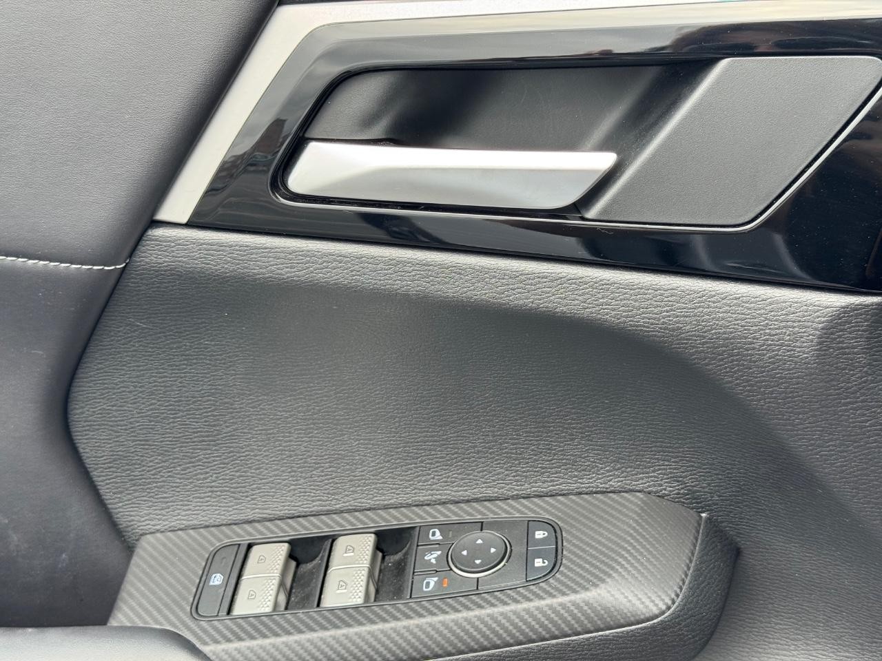 Mitsubishi Outlander Vehicle Full-screen Gallery Image 26