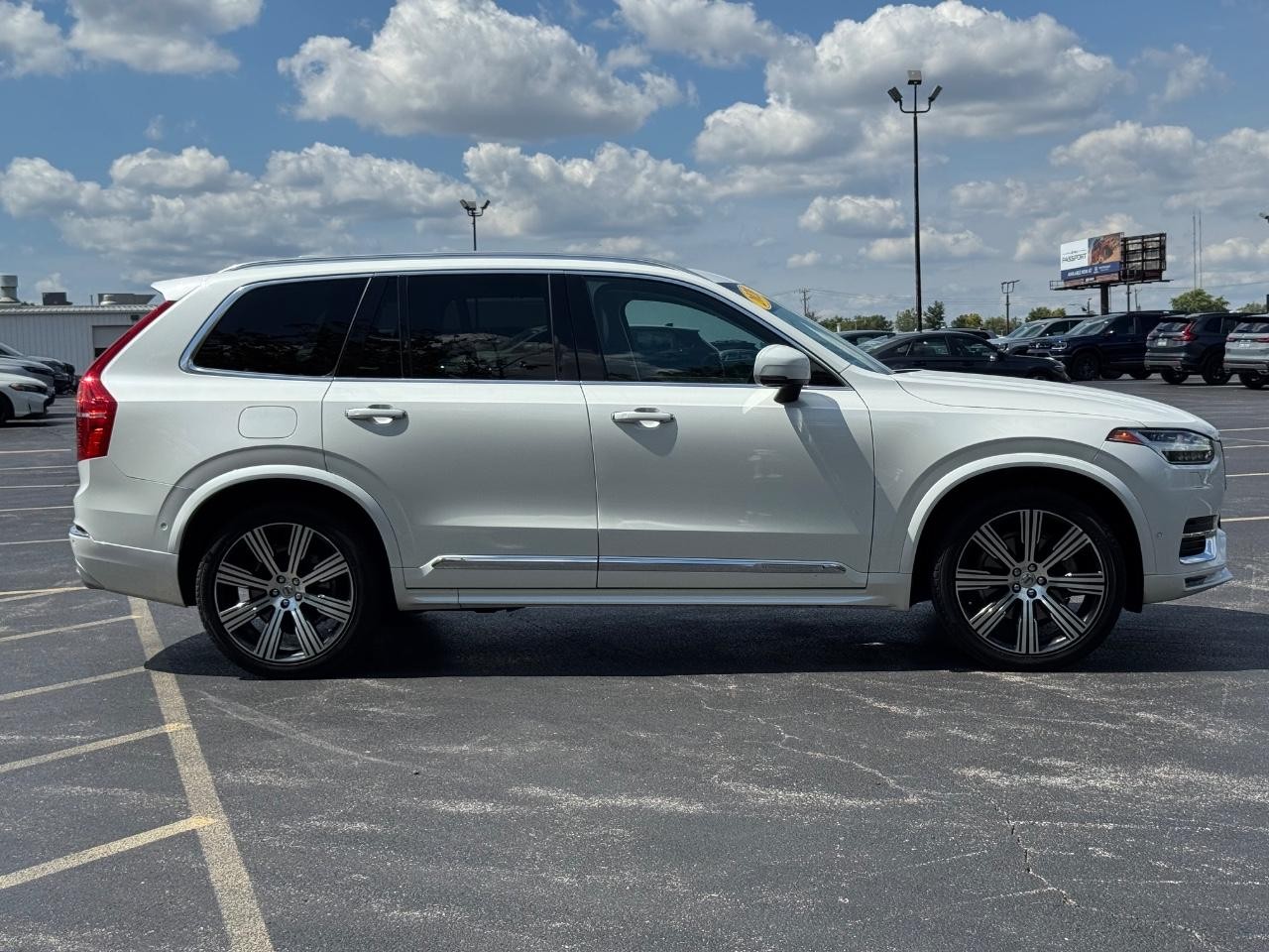 Volvo XC90 Vehicle Full-screen Gallery Image 02