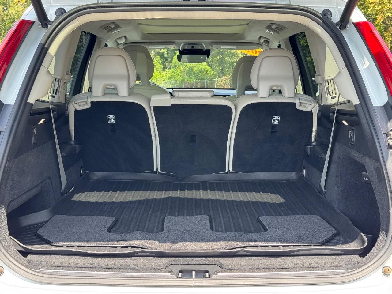 Volvo XC90 Vehicle Full-screen Gallery Image 04