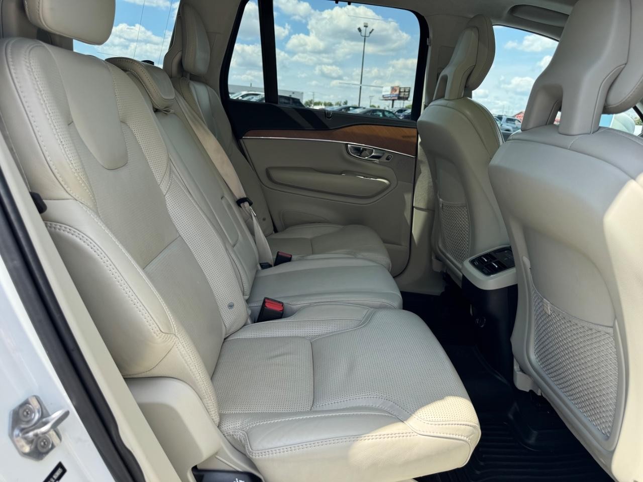 Volvo XC90 Vehicle Full-screen Gallery Image 10