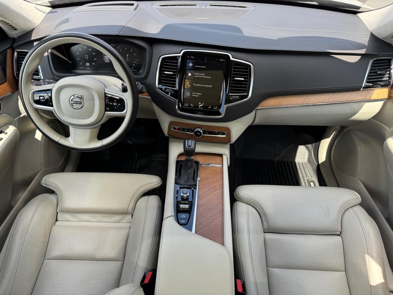 Volvo XC90 Vehicle Full-screen Gallery Image 11