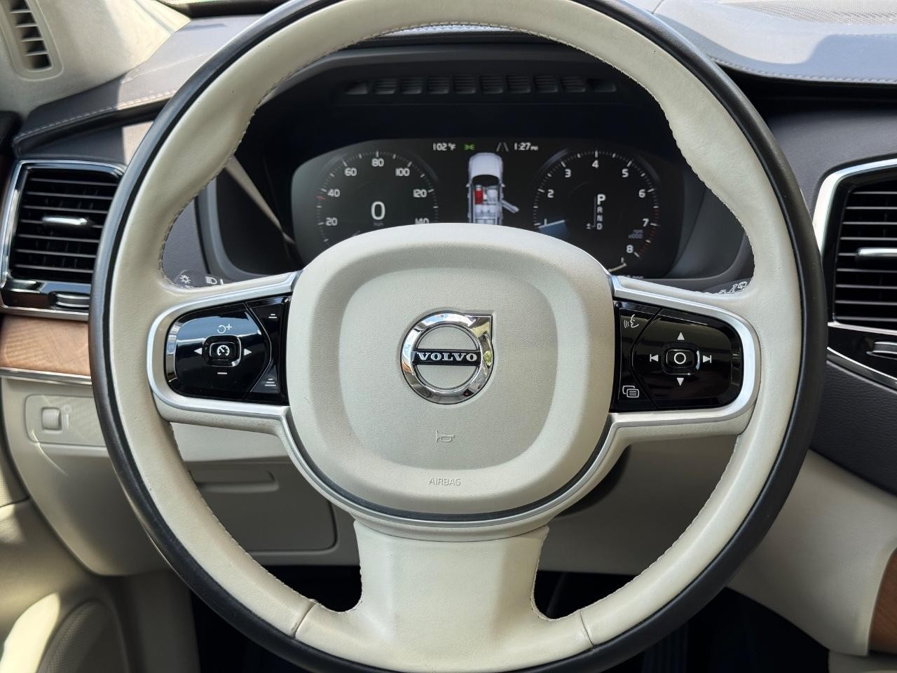 Volvo XC90 Vehicle Full-screen Gallery Image 12