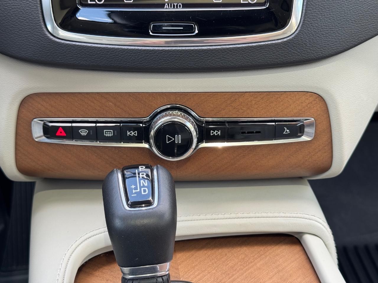 Volvo XC90 Vehicle Full-screen Gallery Image 14