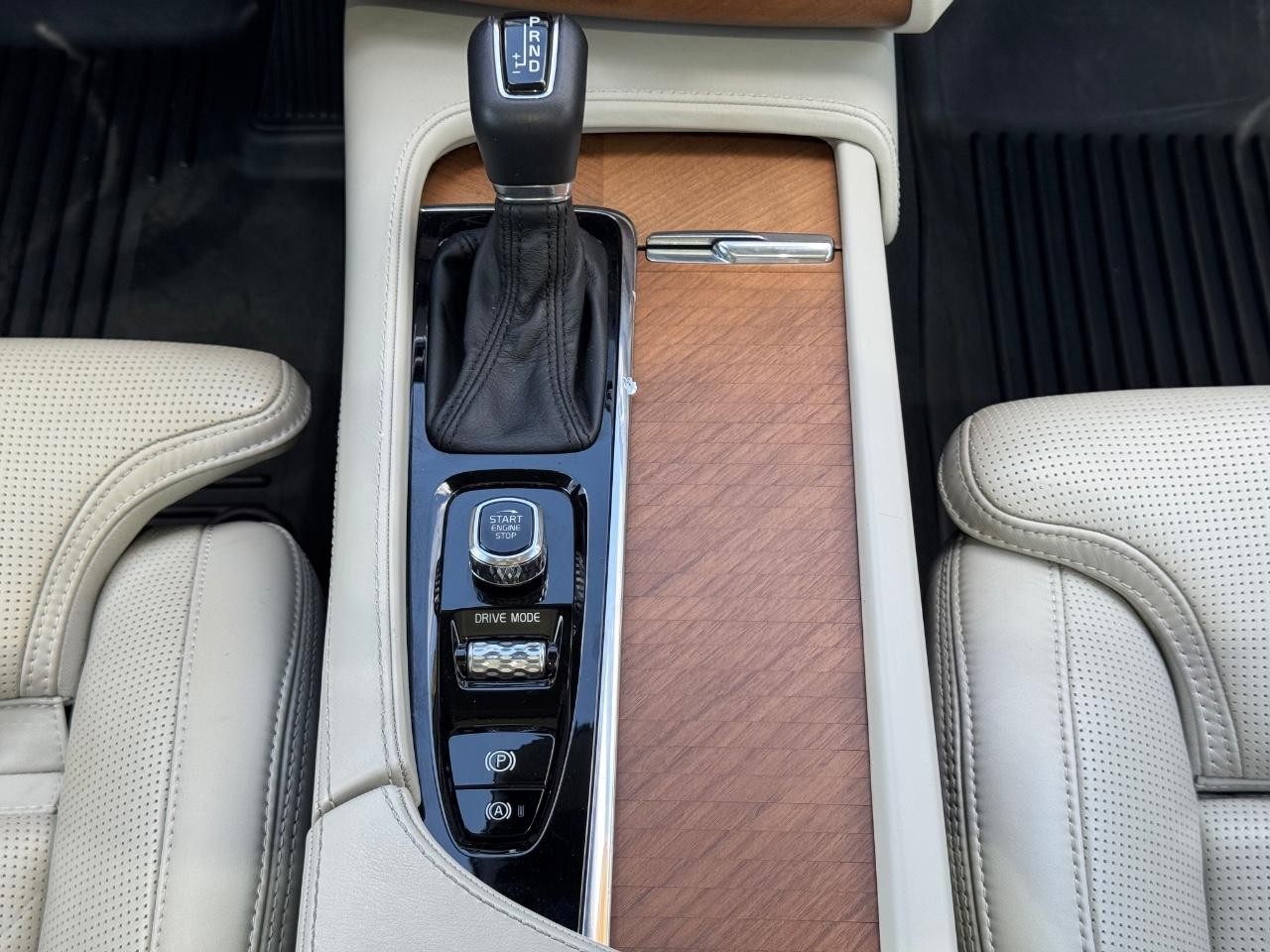 Volvo XC90 Vehicle Full-screen Gallery Image 15