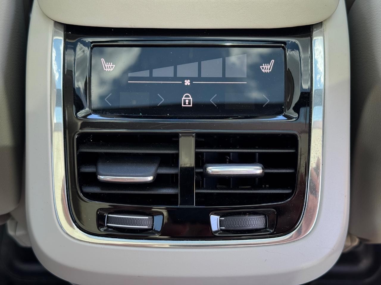 Volvo XC90 Vehicle Full-screen Gallery Image 16