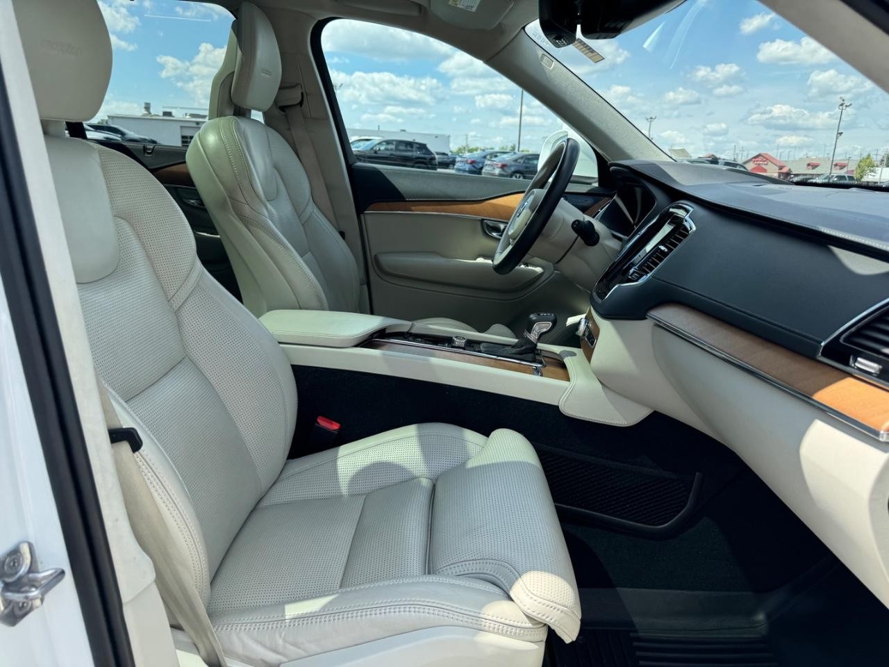 Volvo XC90 Vehicle Full-screen Gallery Image 17