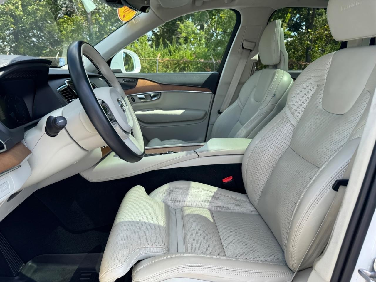 Volvo XC90 Vehicle Full-screen Gallery Image 18