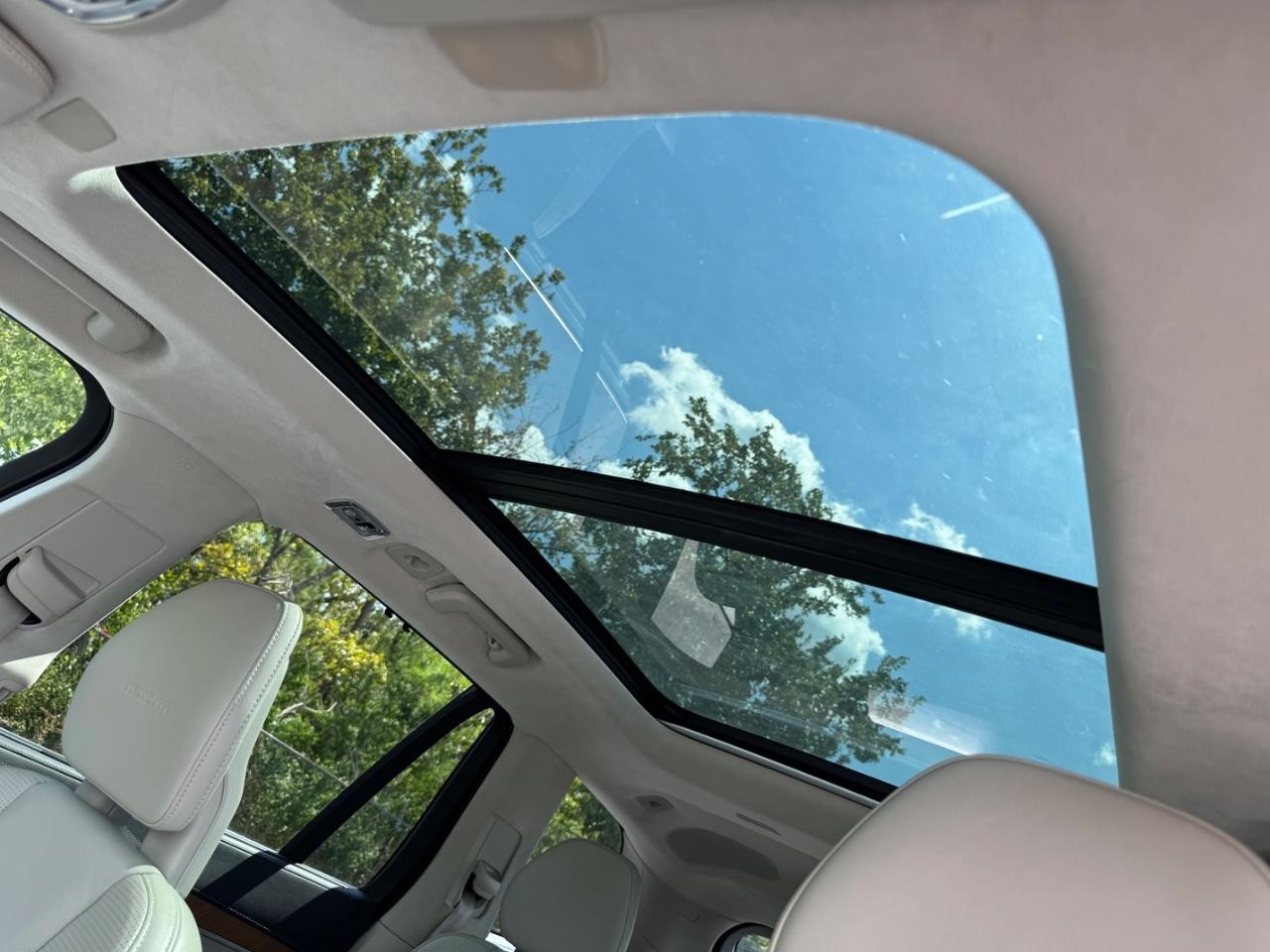 Volvo XC90 Vehicle Full-screen Gallery Image 19