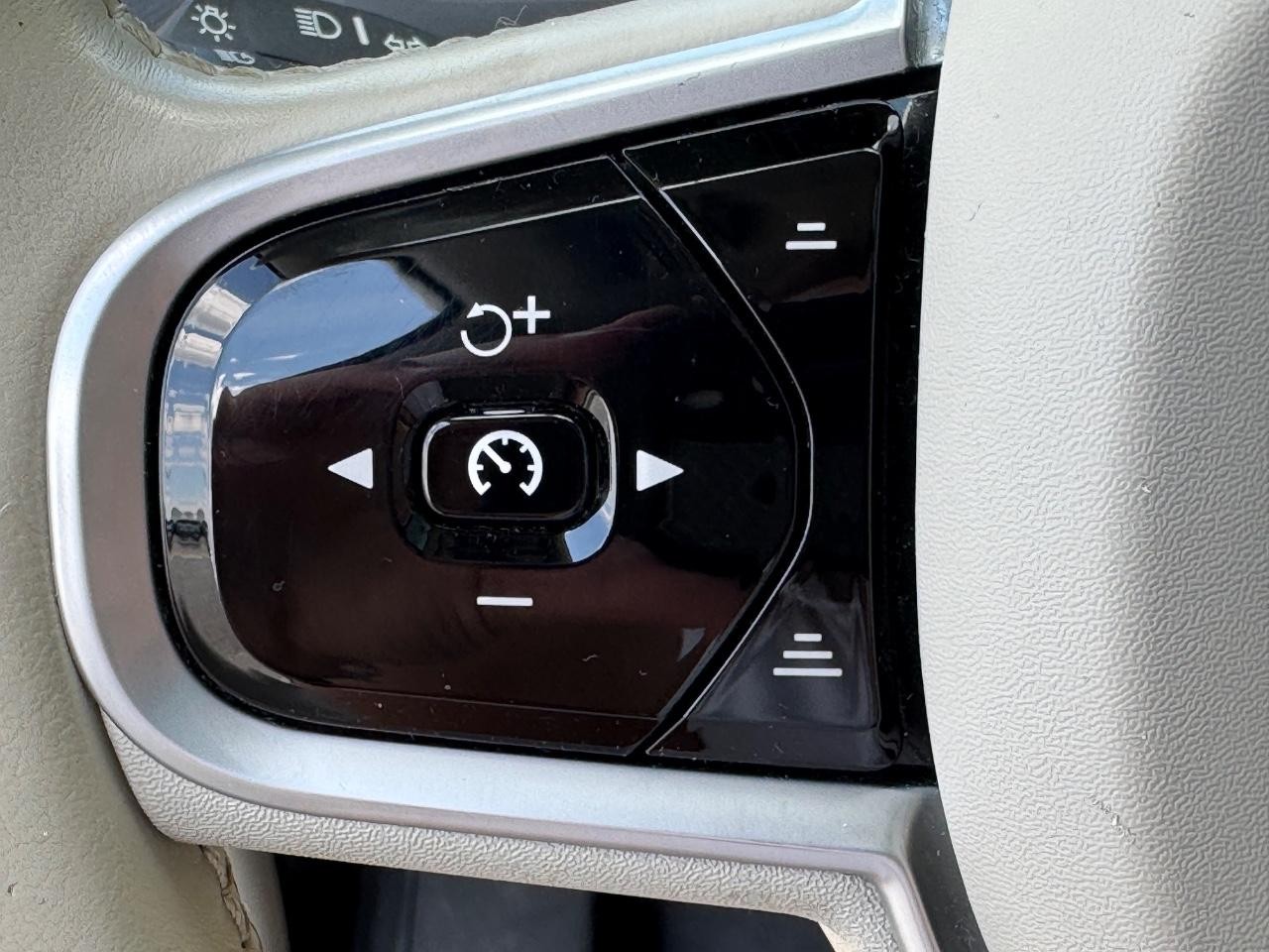 Volvo XC90 Vehicle Full-screen Gallery Image 21