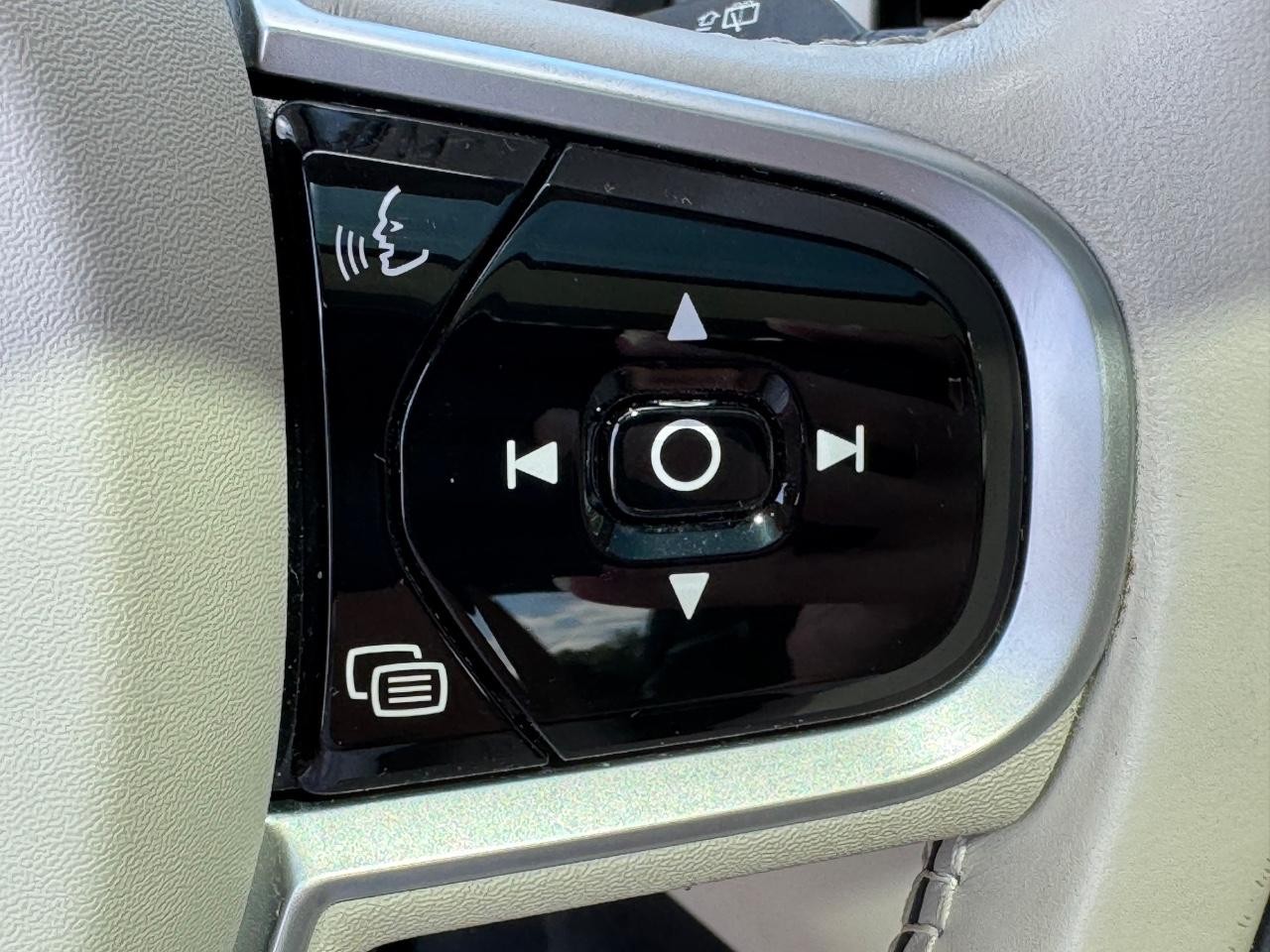 Volvo XC90 Vehicle Full-screen Gallery Image 22