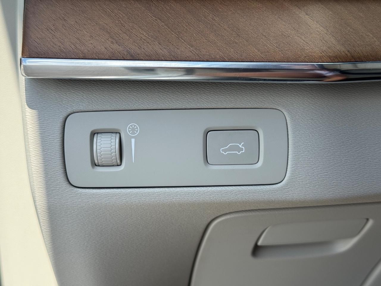 Volvo XC90 Vehicle Full-screen Gallery Image 23