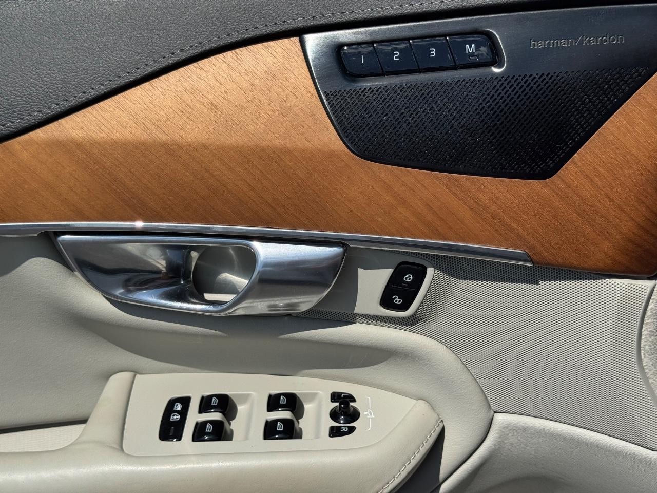Volvo XC90 Vehicle Full-screen Gallery Image 26