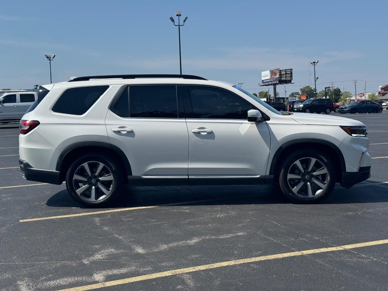 Honda Pilot Vehicle Full-screen Gallery Image 02