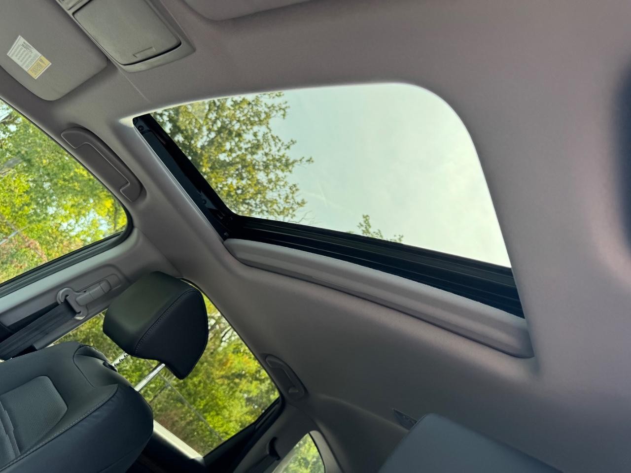 Honda CR-V Vehicle Full-screen Gallery Image 18