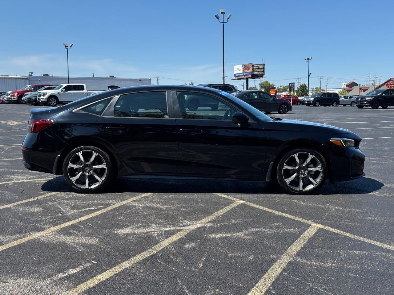 Honda Civic Sedan Hybrid Vehicle Full-screen Gallery Image 02