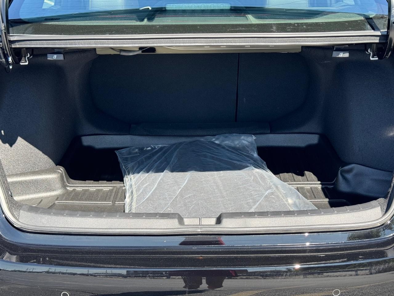 Honda Civic Sedan Hybrid Vehicle Full-screen Gallery Image 04