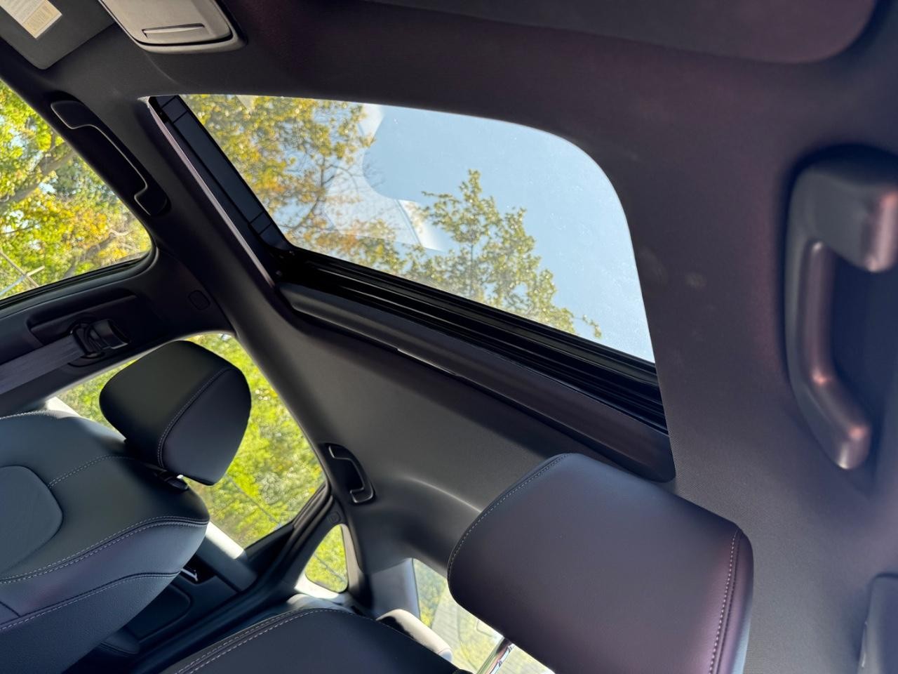 Honda Civic Sedan Hybrid Vehicle Full-screen Gallery Image 19