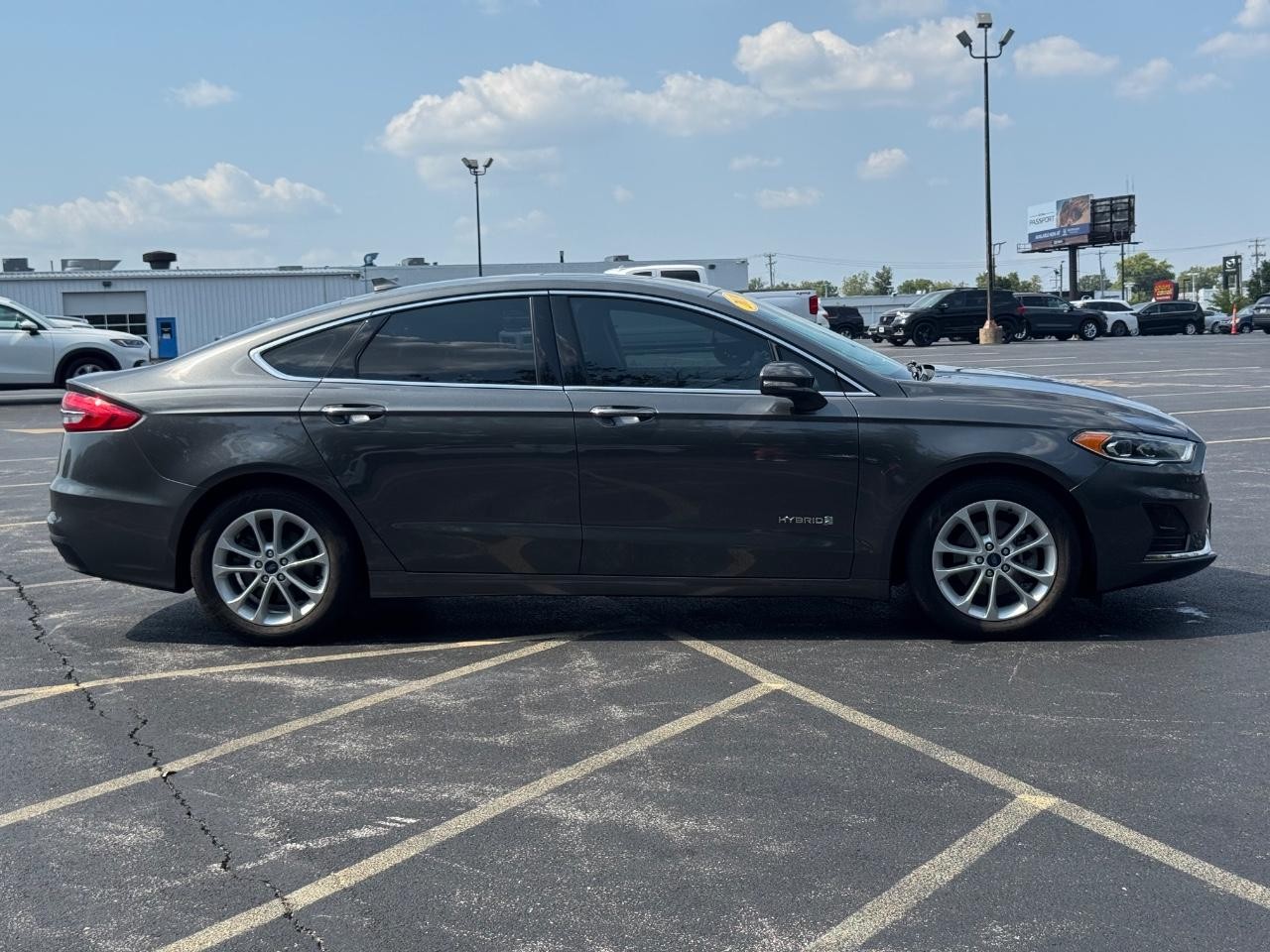 Ford Fusion Hybrid Vehicle Full-screen Gallery Image 02