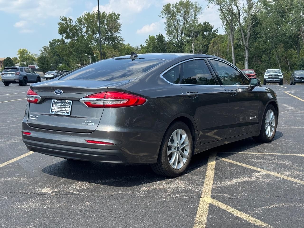 Ford Fusion Hybrid Vehicle Full-screen Gallery Image 03