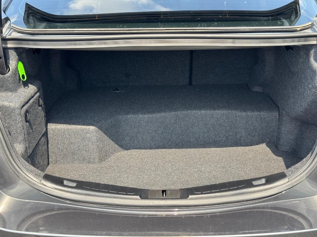 Ford Fusion Hybrid Vehicle Full-screen Gallery Image 04