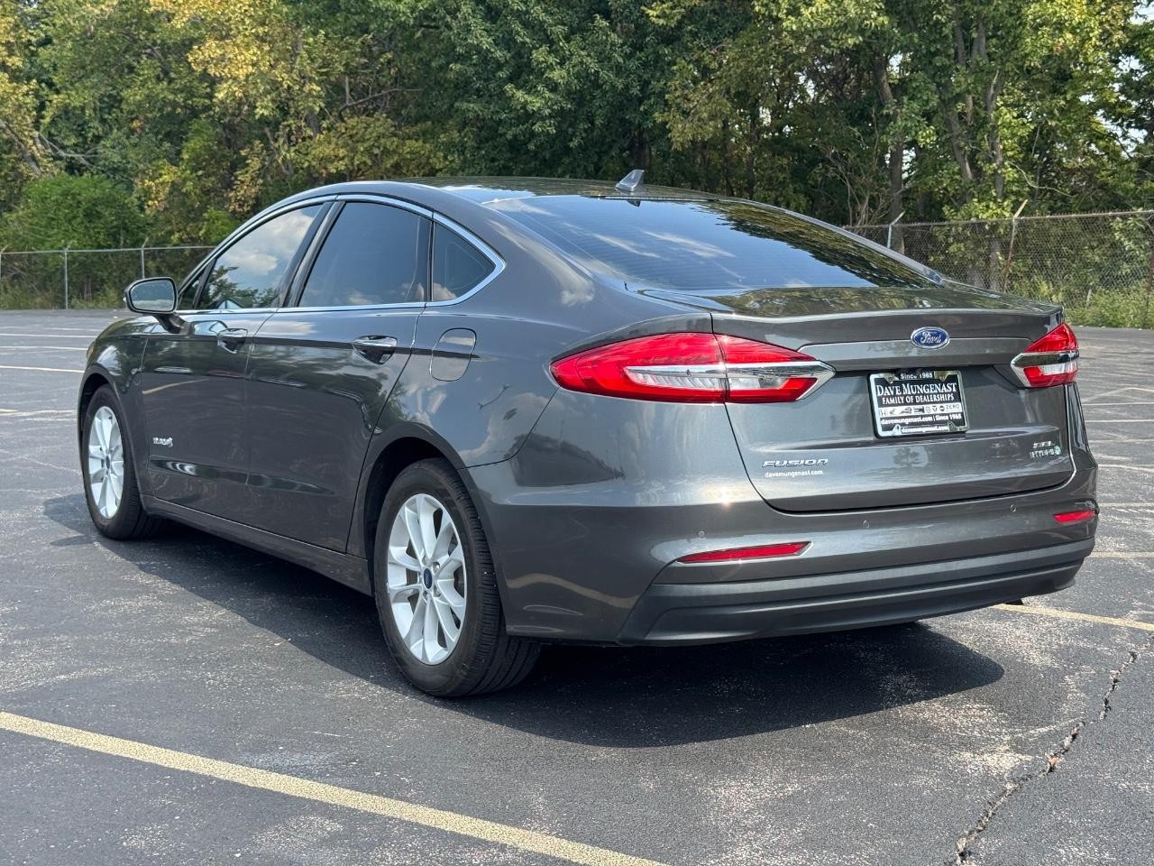 Ford Fusion Hybrid Vehicle Full-screen Gallery Image 06