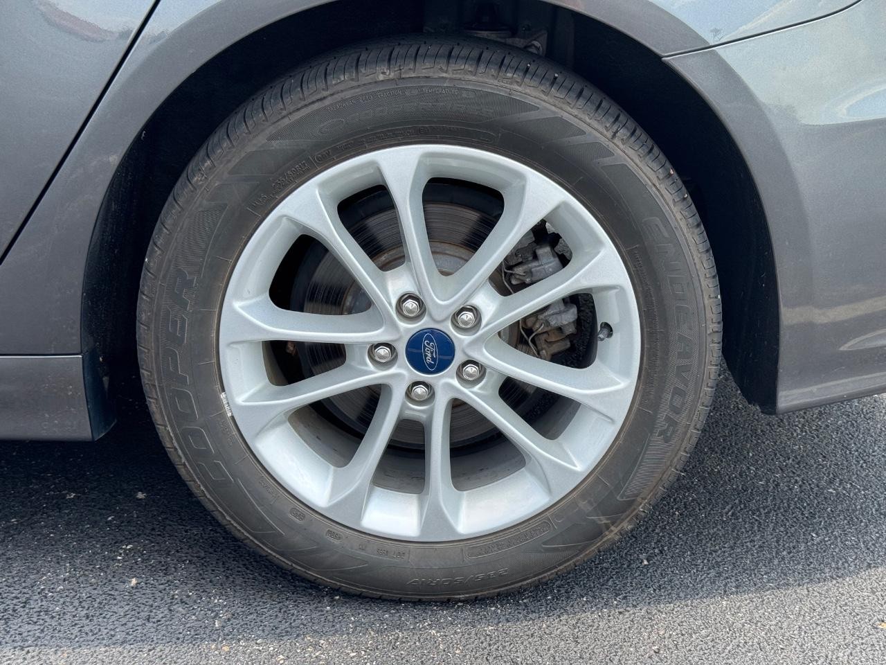 Ford Fusion Hybrid Vehicle Full-screen Gallery Image 07