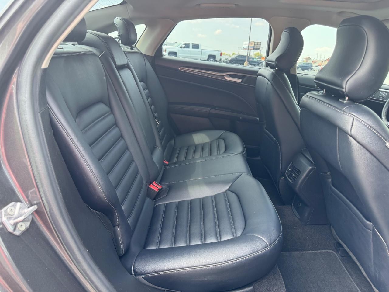 Ford Fusion Hybrid Vehicle Full-screen Gallery Image 10