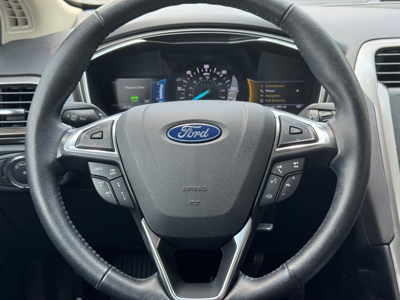 Ford Fusion Hybrid Vehicle Full-screen Gallery Image 12