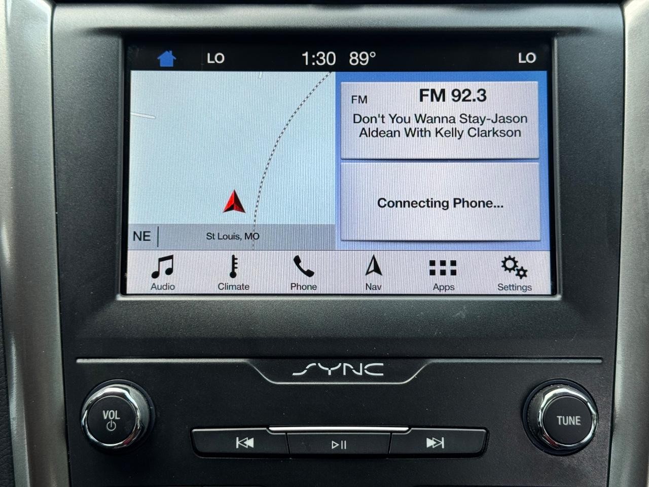 Ford Fusion Hybrid Vehicle Full-screen Gallery Image 13