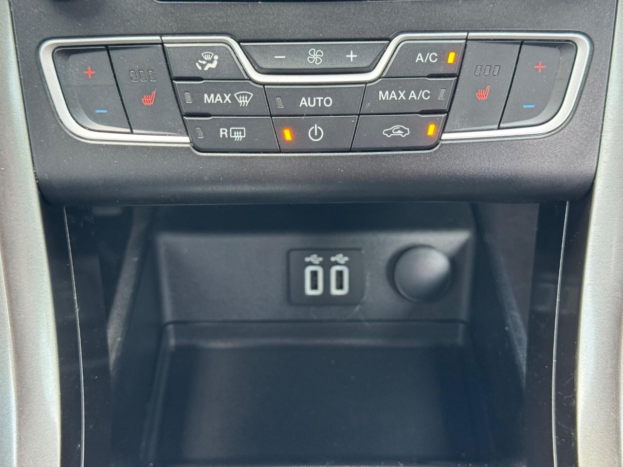 Ford Fusion Hybrid Vehicle Full-screen Gallery Image 14